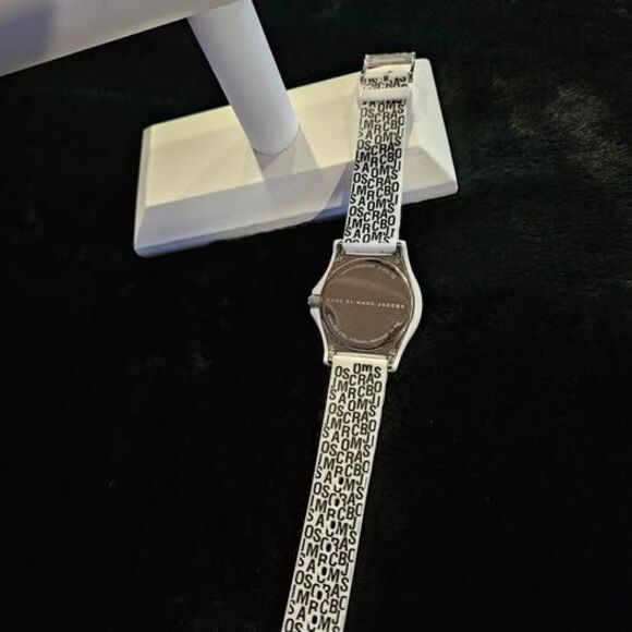 Marc Jacobs MBM4005 watch with white rubber band